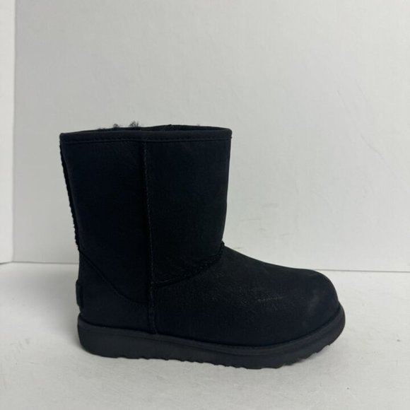 UGG Kids Classic II Boot Black Size 3 M Big Kid - Picture 1 of 6